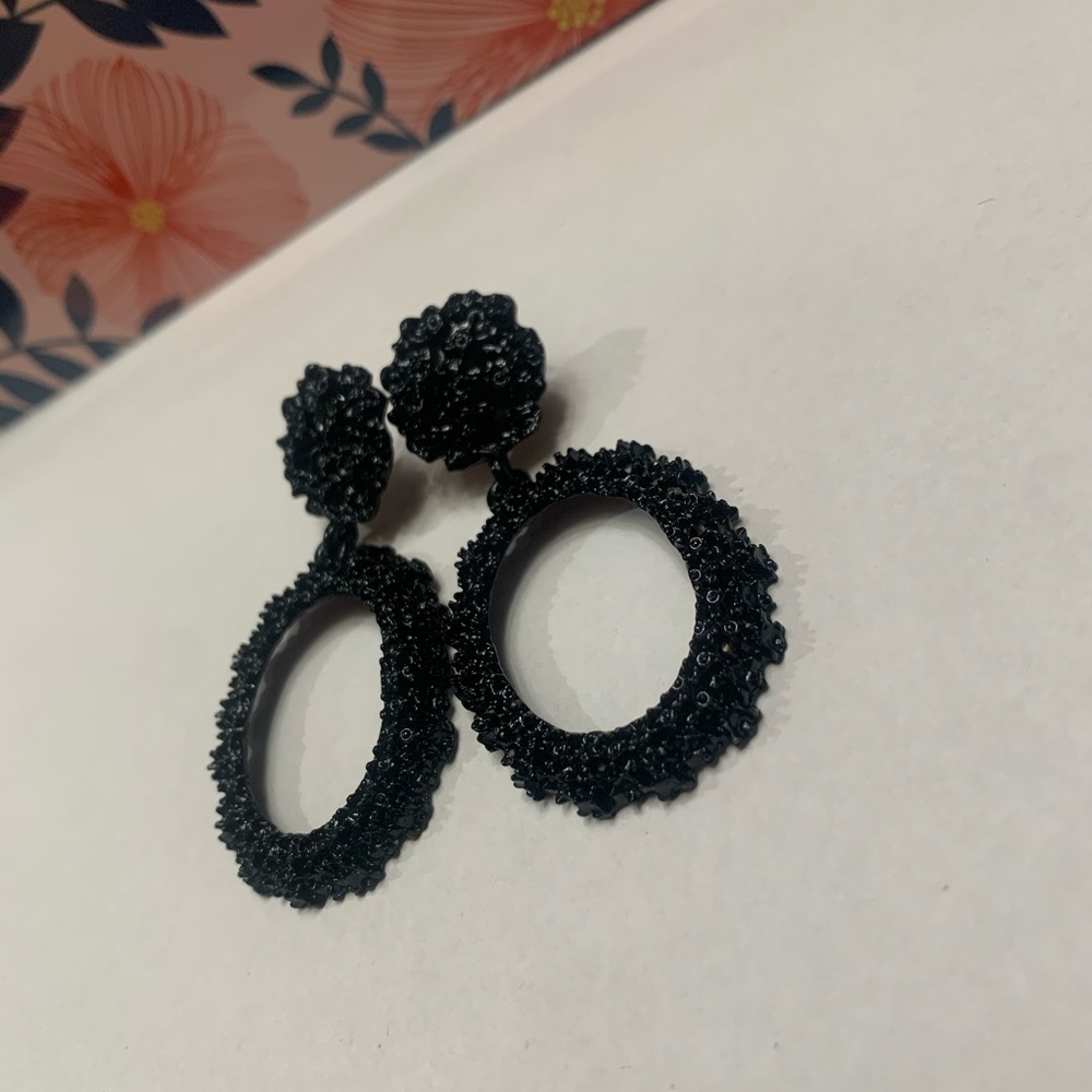 Black dangling studs - Picture 2 of 5